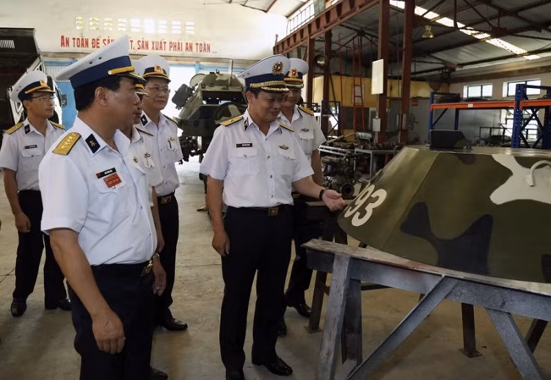 Thiếu tướng Trần Hoài Trung tham quan Phân xưởng sửa chữa xe tăng, thiết giáp