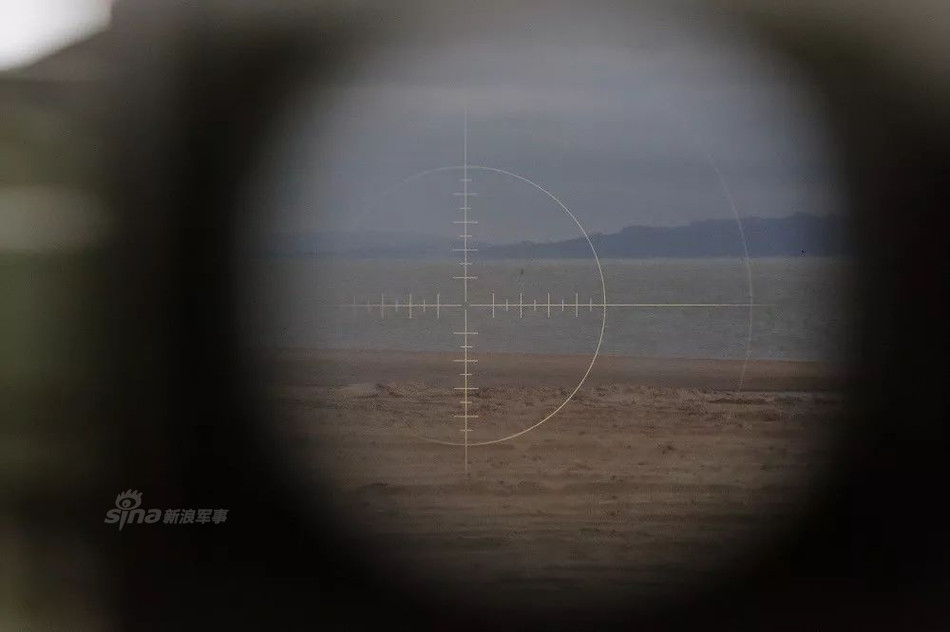 Cận cảnh kính ngắm của QJG 02 với các mốc xác định khoảng cách rõ ràng. Tuy nhiên đây chỉ là kính ngắm quang học thường, không hề có khả năng ngắm ban đêm. Nguồn ảnh: Sina.