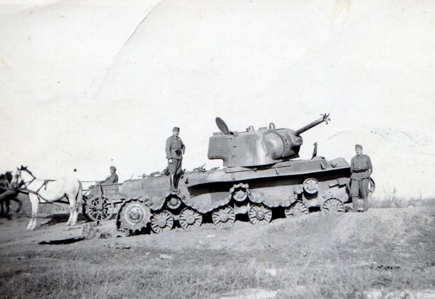 Tổng cộng có khoảng 5200 chiếc xe tăng dòng KV từng được sản xuất với nhiều phiên bản khác nhau bao gồm cả con quái thú KV-2, KV-1S, KV-85, KV-112 và KV-8 (phiên bản xe tăng KV phun lửa). Nguồn ảnh: Woiru.