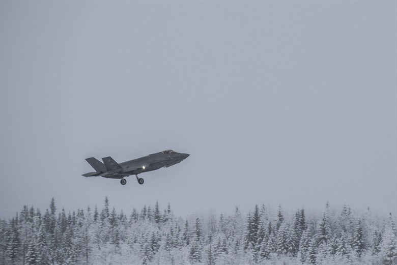Quá trình sản xuất hàng loạt quy mô lớn của những chiếc F-35 này sẽ bắt đầu vào năm 2019 tới đây hoặc bắt đầu ngay lập tức sau khi 100 lỗi nguy hiểm nhất này được khắc phục. Tuy nhiên, vẫn chưa có mốc ấn định về việc khắc phục hết gần 1000 lỗi trên chiếc F-35 đắt đỏ này. Nguồn ảnh: News.