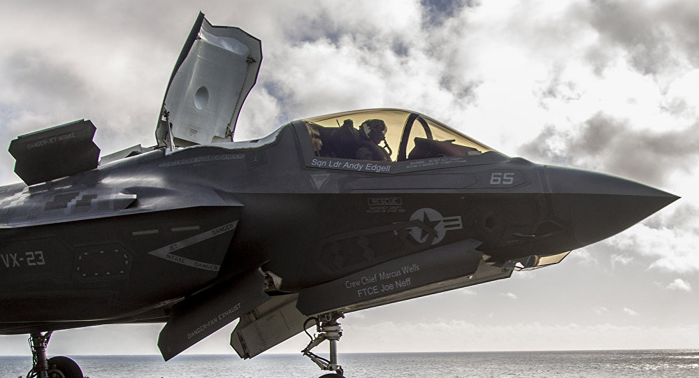 Bộ Quốc phòng Anh vừa có trả lời chính thức về lý do những chiếc chiến đấu cơ F-35 thế hệ mới nhất của nước này lại tiếp tục bị tạm hoãn bàn giao dù Không quân Hoàng gia Anh đã chuẩn bị đầy đủ mọi điều kiện để tiếp nhận và vận hành loại máy bay đời mới này. Theo đó, lý do mà F-35 "đến chậm" là do "điều kiện thời tiết không cho phép". Nguồn ảnh: Sputnik.