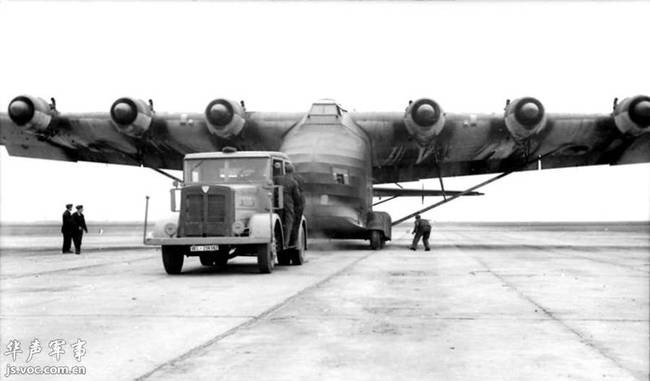 Năm 2012, người ta tìm thấy xác của một chiếc Me 323 còn gần như nguyên vẹn ở dưới đáy biển gần khu vực La Maddalena, Italia. Đối chiếu với các ghi chép, các nhà sử gia khẳng định chiếc máy bay này bị bắn hạ bởi chiến đấu cơ Anh và đã nằm đây từ ngày 26/7/1943. Nguồn ảnh: Jsvoc.