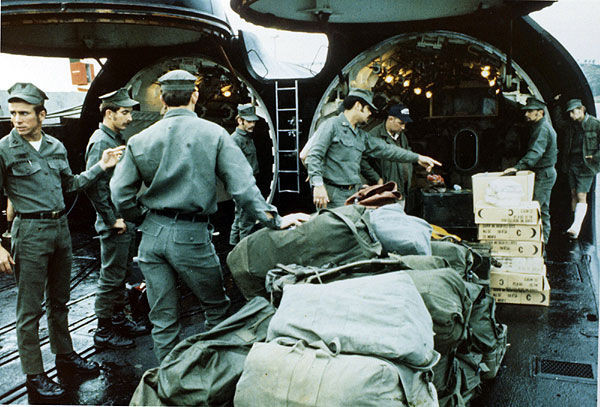 Khoang đổ bộ của tàu ngầm USS Grayback. Nguồn ảnh: CIA.GOV.