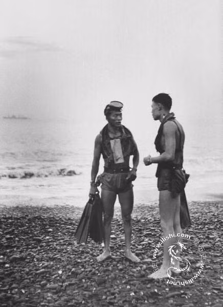 Cận cảnh trang bị cực kỳ thô sơ của đặc nhiệm người nhái Đài Loan chỉ bao gồm quần áo tối giản cùng kính lặn và chân vịt. Nguồn ảnh: Ilishi.