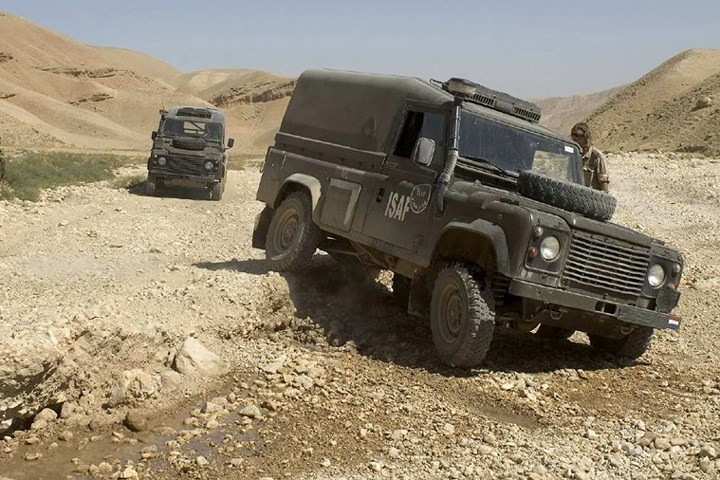 Xe có nhiều phiên bản, như 90, 110, và 130. Xe có mui bạt, kính chắn gió có thể gập được...