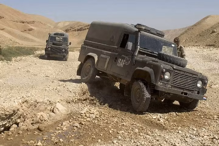 Xe có nhiều phiên bản, như 90, 110, và 130. Xe có mui bạt, kính chắn gió có thể gập được...