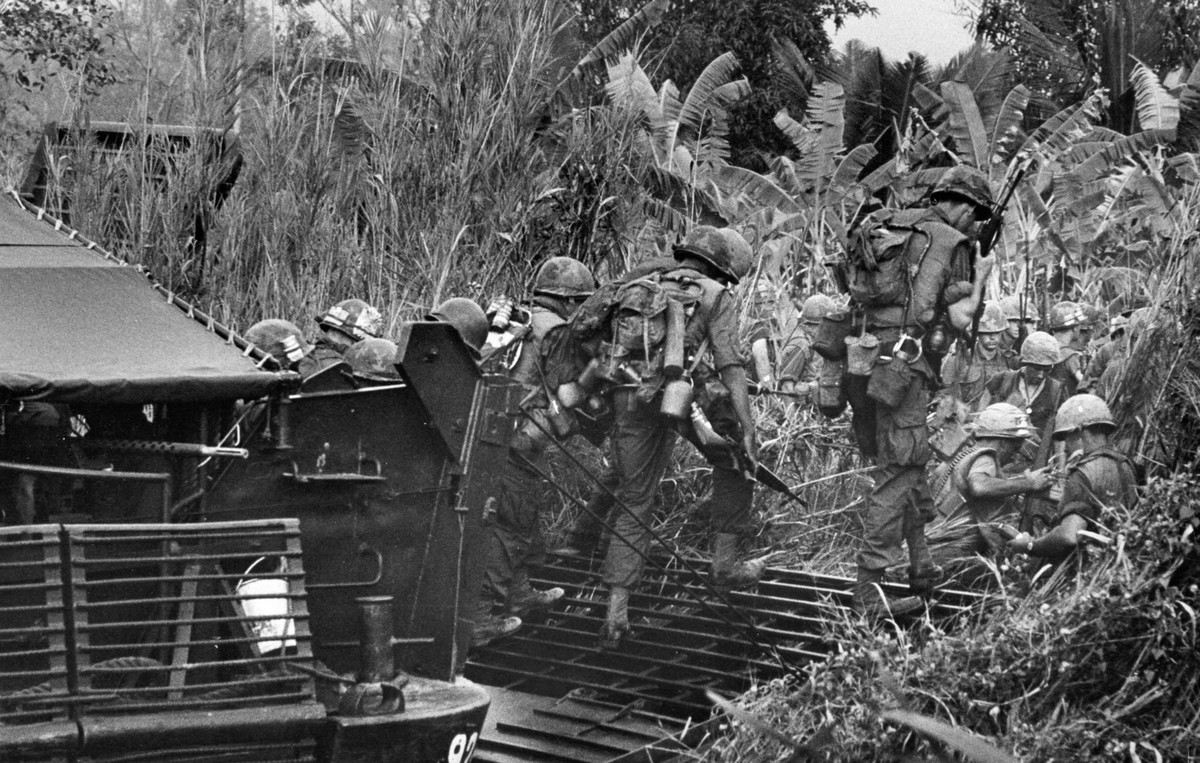 Cận cảnh binh lính Mỹ được tàu tuần tra di chuyển để thực hiện các chuyến hành quân tìm diệt ở khu vực đồng bằng miền Đông Nam Bộ. Nguồn ảnh: Pinterest.