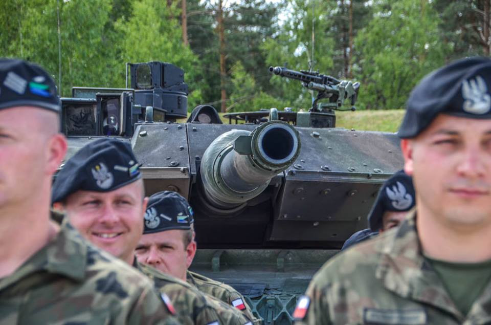 Đội Ba Lan với chiếc xe tăng Leopard 2 phiên bản Leopard 2A5. Nguồn ảnh: BKP.