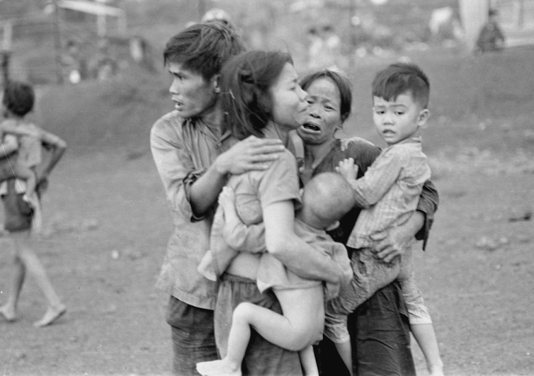 Ngày 16/3/1968, nằm trong khuôn khổ các chiến dịch tấn công quân giải phóng miền Nam sau chiến dịch Mậu Thân, Mỹ đã gây ra thảm sát ở Mỹ Lai với việc giết hại hơn 300 người dân thường vô tội không có vũ khí. Nguồn ảnh: SoftcomtheVNwar.