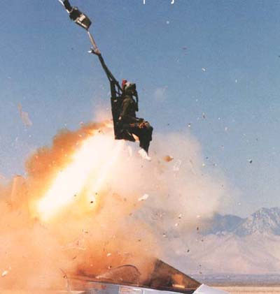 Các loại ghế phóng trên máy bay chiến đấu hiện đại ngày nay có thể phóng phi công ra khỏi máy bay ngay cả khi máy bay đang ở dưới mặt đất - tức là ở độ cao bằng 0 lên một độ cao đủ lớn để dù có thể bật ra cho phi công tiếp đất an toàn. Nguồn ảnh: Mass.