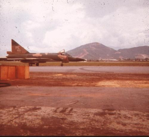 Tương tự như F-102, F-104 ra đời để đánh chặn máy bay ném bom chiến lược của Liên Xô ở độ cao lớn nhưng rồi lại thực hiện nhiệm vụ chính là ném bom tấn công mục tiêu mặt đất ở Chiến trường Việt Nam. Tuy nhiên với khả năng mang vũ khí quá kém và độ cơ động cũng kém tương đương, F-104 đã có màn thể hiện không thể chán hơn khi tham chiến ở Đông Dương. Nguồn ảnh: History.