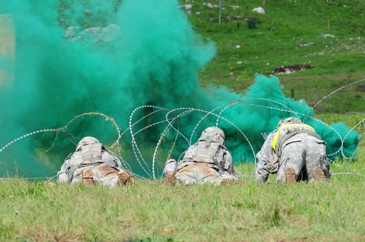 Lính dù Mỹ tham gia huấn luyện vượt hàng rào dây thép gai trong cuộc tập trận bắn đạn thật Rock Proof tại Slovenia.