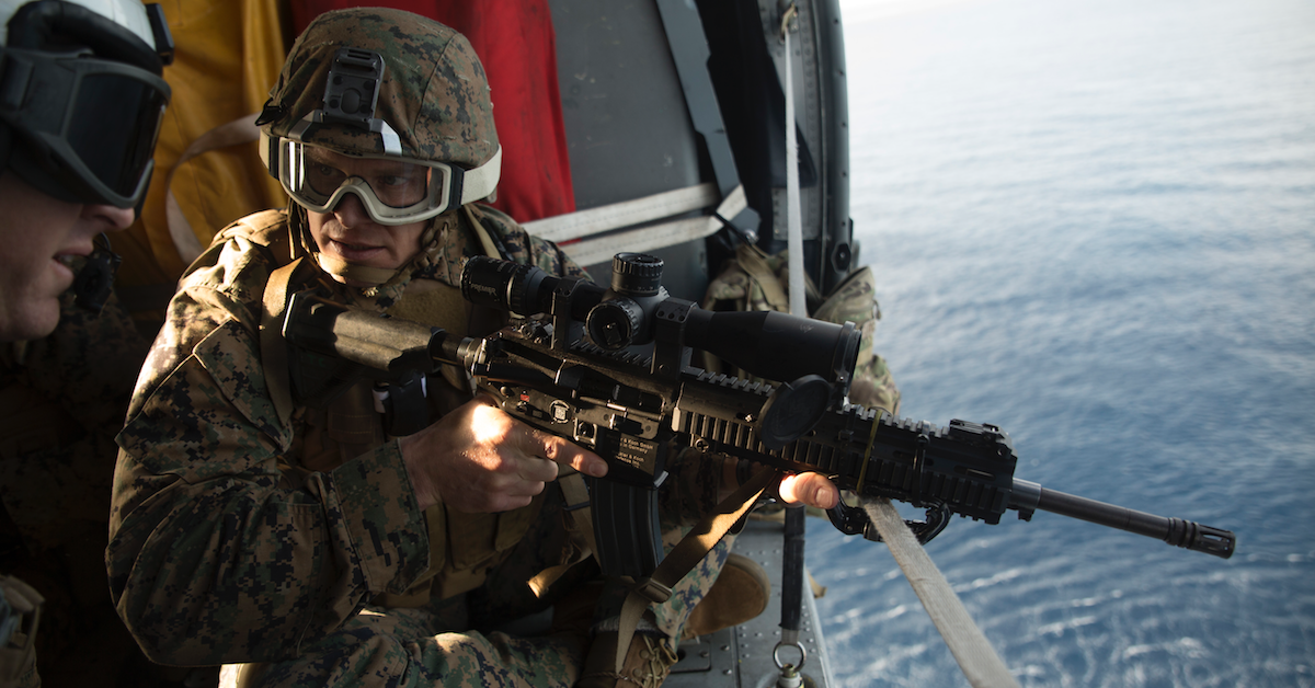 Khẩu súng trường tấn công này có trọng lượng rỗng 3,6 kg và khi nạp đầy đạn, khẩu súng này sẽ có trọng lượng khoảng 4,4 kg. Súng có chiều dài tối đa 940mm và có khả năng thu gọn lại còn 840mm khi thu hết báng súng lại. Nguồn ảnh: Wearethemighty.