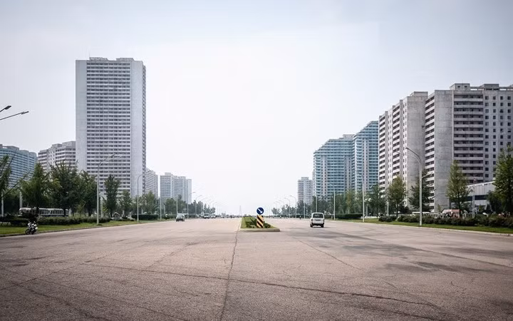 Đường phố Bình Nhưỡng thưa thớt người qua lại.