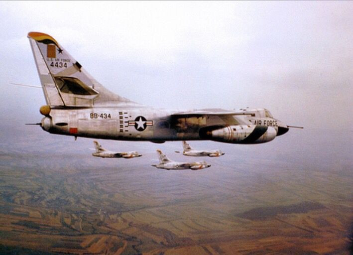 Phiên bản B-66 mà Mỹ gửi tới Việt Nam là loại RB-66C. Đây thực chất là loại máy bay được cải tiến, không còn thực hiện nhiệm vụ ném bom nữa mà chuyển sang thực hiện nhiệm vụ thu thập sóng vô tuyến của phía ta - một loại máy bay do thám. Nguồn ảnh: Vietnamconflict.