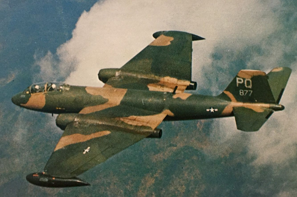 Tới khi cuộc chiến tranh phá hoại của Mỹ bắt đầu, B-57 - với khả năng mang theo tối đa tới tấn bom và có khả năng mang theo cả bom nguyên tử là loại máy bay Không quân Mỹ thường xuyên sử dụng để đánh phá các tuyến đường mòn Hồ Chí Minh. Tới hết chiến tranh, tổng cộng đã có 58 chiếc B-57 của Không quân Mỹ bị ta bắn hạ. Nguồn ảnh: Vietnamconflict.