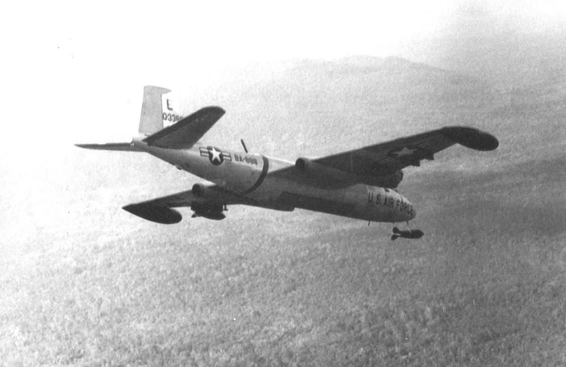 Không quân Mỹ cùng những chiếc B-57 đầu tiên có mặt tại Việt Nam từ ngày 15/4/1963, tức là trước khi bộ binh Mỹ đặt chân lên Việt Nam gần hai năm. Ban đầu, khi các cuộc chiến bắn phá miền Bắc chưa diễn ra, B-57 chỉ làm nhiệm vụ do thám trên không. Nguồn ảnh: Flickr.