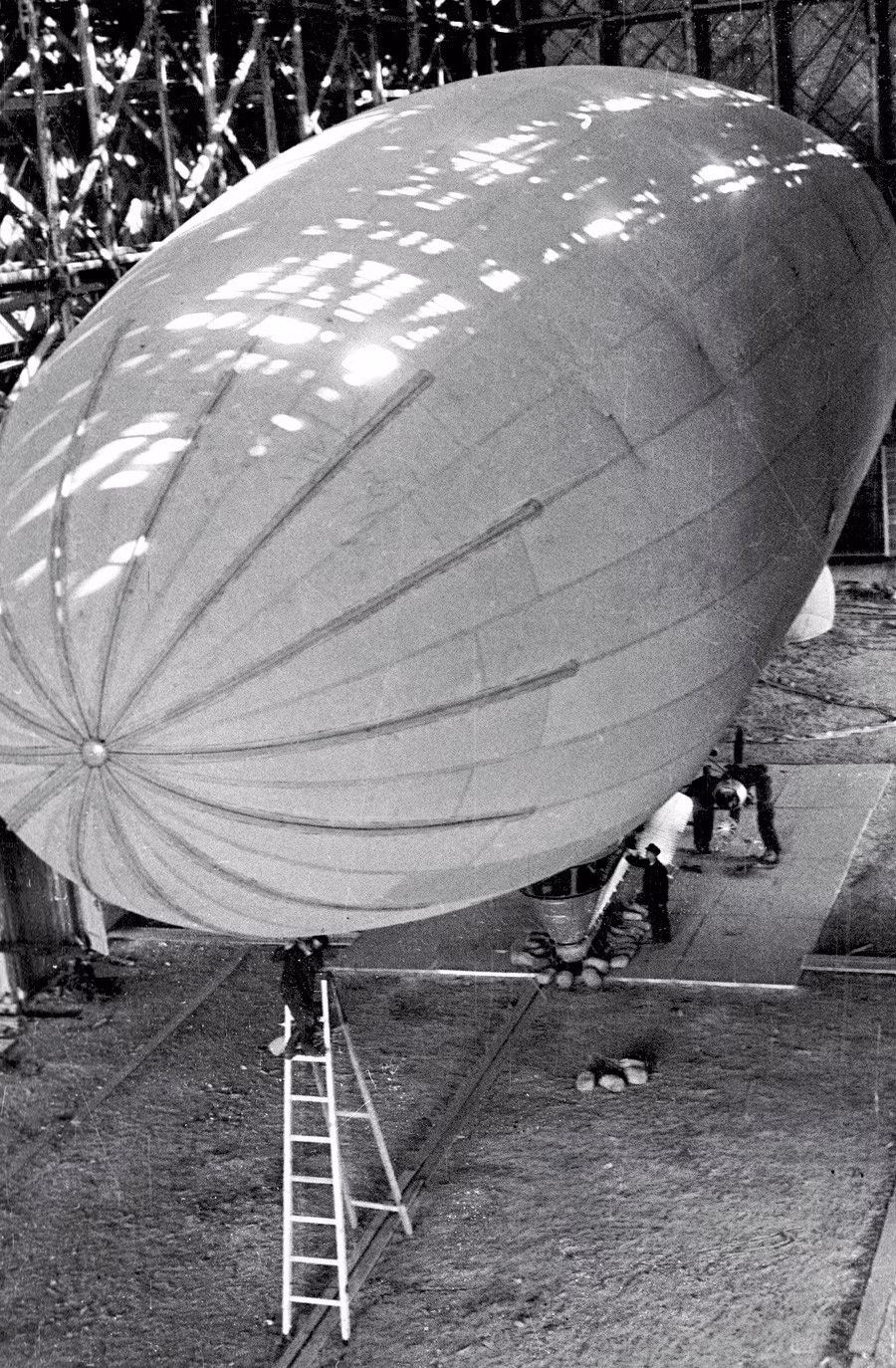 Loại khí cầu đầu tiên mà phía Liên Xô tự sản xuất được hoàn toàn trong nước là vào khoảng đầu những năm 20 của thế kỷ trước. Loại khí cầu này mang tên Astra, có nghĩa là "Ngôi sao Đỏ". Nguồn ảnh: RBTH.