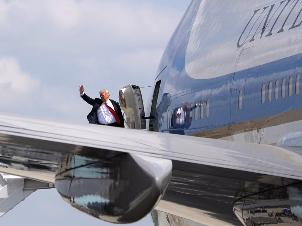 Trong các chuyến bay đường dài, Air Force One còn có khả năng tiếp liệu trên không, giúp nó thực hiện được hành trình bay dài gần như vô tận. Nguồn ảnh: BI.