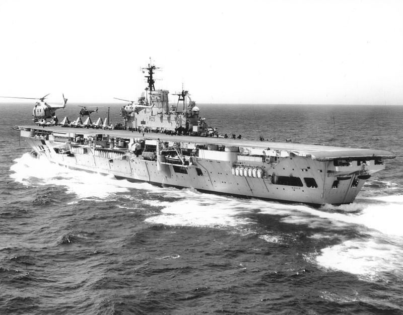 Ban đầu, thiết kế của tàu chiến tệ nhất nước Anh chiếc HMS Eagle của Hải quân Hoàng gia là rất đơn giản với một đường băng và đảo chỉ huy sử dụng toàn bộ những công nghệ cũ từ những năm 30 của thế kỷ trước. Ảnh: Tàu sân bay HMS Eagle với một đường băng thẳng. Nguồn ảnh: Pinterest.