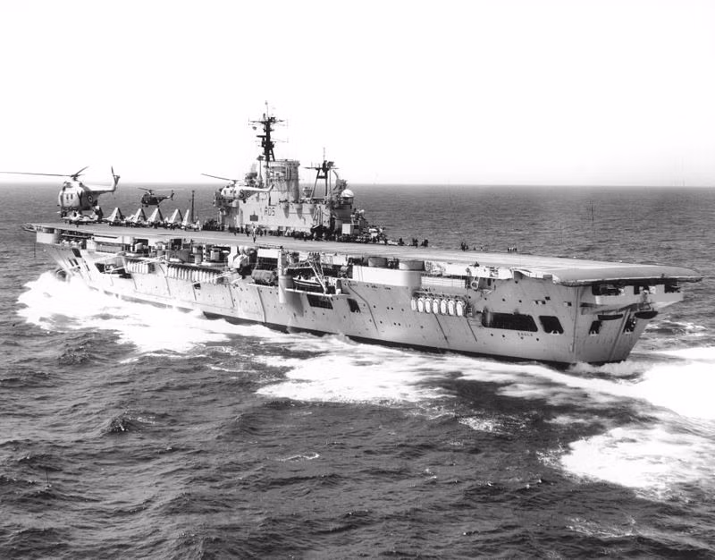 Ban đầu, thiết kế của tàu chiến tệ nhất nước Anh chiếc HMS Eagle của Hải quân Hoàng gia là rất đơn giản với một đường băng và đảo chỉ huy sử dụng toàn bộ những công nghệ cũ từ những năm 30 của thế kỷ trước. Ảnh: Tàu sân bay HMS Eagle với một đường băng thẳng. Nguồn ảnh: Pinterest.