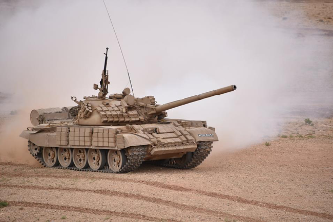 Ra đời từ những năm 50 của thế kỷ trước, xe tăng T-55 rõ ràng đã quá lỗi thời để có thể tham gia các cuộc chiến tranh hiện đại, tuy vậy với vai trò của T-55 trong quân đội nhiều nước trên thế giới nó vẫn sẽ xuất hiện trên chiến trường trong nhiều thập kỷ nữa. Nguồn ảnh: Twitter.