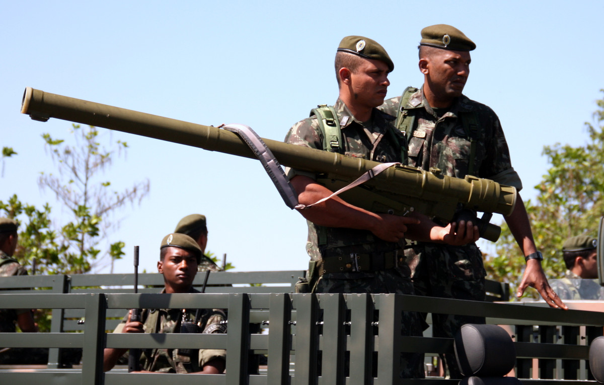 Tiếp theo là hệ thống tên lửa phòng không vác vai loại 9k38 Igla. Đây là tổ hợp tên lửa phòng không vác vai được Liên Xô chế tạo và sản xuất từ năm 1981 tới tận ngày nay. Loại tên lửa này sử dụng động cơ đẩy nhiên liệu rắn, có tầm bắn tối đa 5,2 km. Nguồn ảnh: Sputnik.