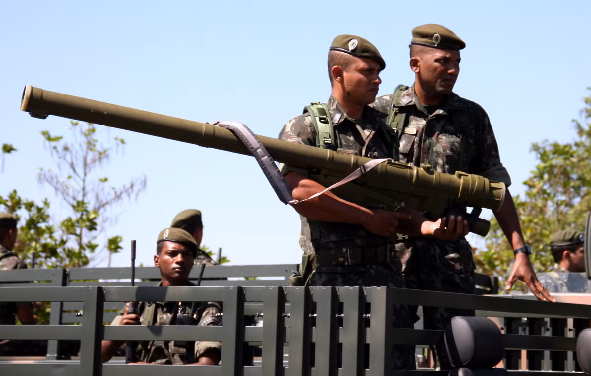 Tiếp theo là hệ thống tên lửa phòng không vác vai loại 9k38 Igla. Đây là tổ hợp tên lửa phòng không vác vai được Liên Xô chế tạo và sản xuất từ năm 1981 tới tận ngày nay. Loại tên lửa này sử dụng động cơ đẩy nhiên liệu rắn, có tầm bắn tối đa 5,2 km. Nguồn ảnh: Sputnik.