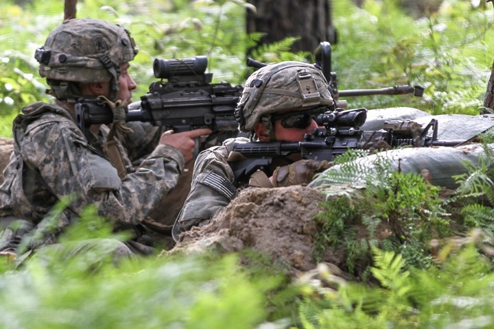 Bộ binh Mỹ tham gia huấn luyện ẩn nấp tiêu diệt mục tiêu tại Fort Polk, Los Angeles, Mỹ.