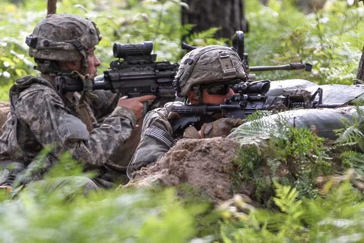 Bộ binh Mỹ tham gia huấn luyện ẩn nấp tiêu diệt mục tiêu tại Fort Polk, Los Angeles, Mỹ.