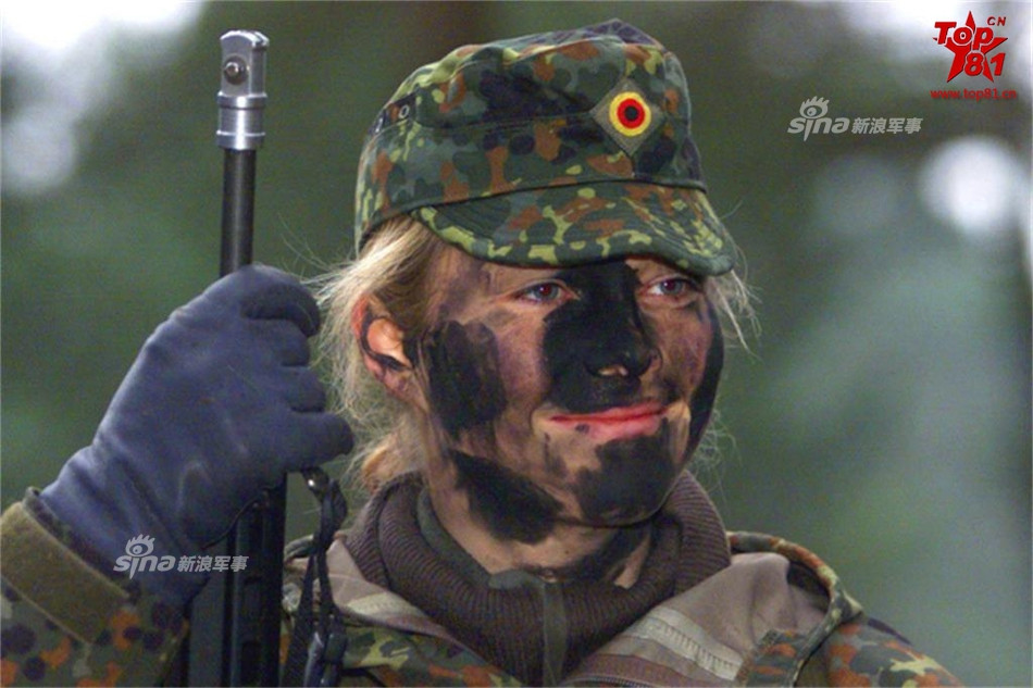 Đặc nhiệm của lực lượng với lớp ngụy trang trên mặt. Nguồn ảnh: Sina.