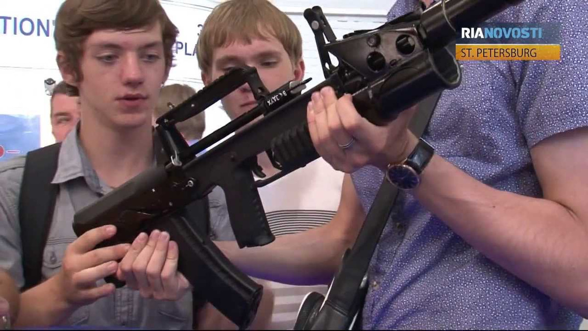 Ngoài ra, súng còn được trang bị một khẩu súng phóng lựu gắn phía dưới nòng súng. Khẩu súng phóng lựu này sư dụng cỡ đạn 40mm, có nhiều loại đạn tương thích bao gồm đạn nổ mạnh, đạn nổ mảnh,... Nguồn ảnh: RIA.