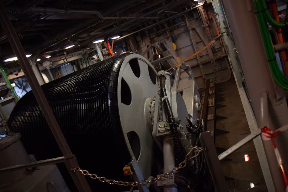 Hệ thống cảm biến thủy âm công suất lớn loại Thales được trang bị để săn tàu ngầm trên tàu Alpino. Khi cần sử dụng, hệ thống này sẽ được đưa xuống nước thông qua cánh cửa ở phía xa. Nguồn ảnh: BI.