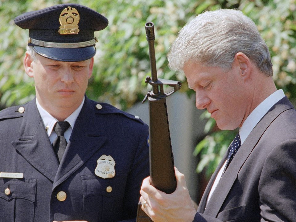 Tới năm 1994, để ngăn chặn việc người dân được trang bị với "vũ trang hạng nặng", một loạt cá loại súng trường tấn công tự động đã bị cấm bán trên khắp lãnh thổ Mỹ. Trong danh sách đó bao gồm cả súng trường tấn công AR-15. Nguồn ảnh: BI.