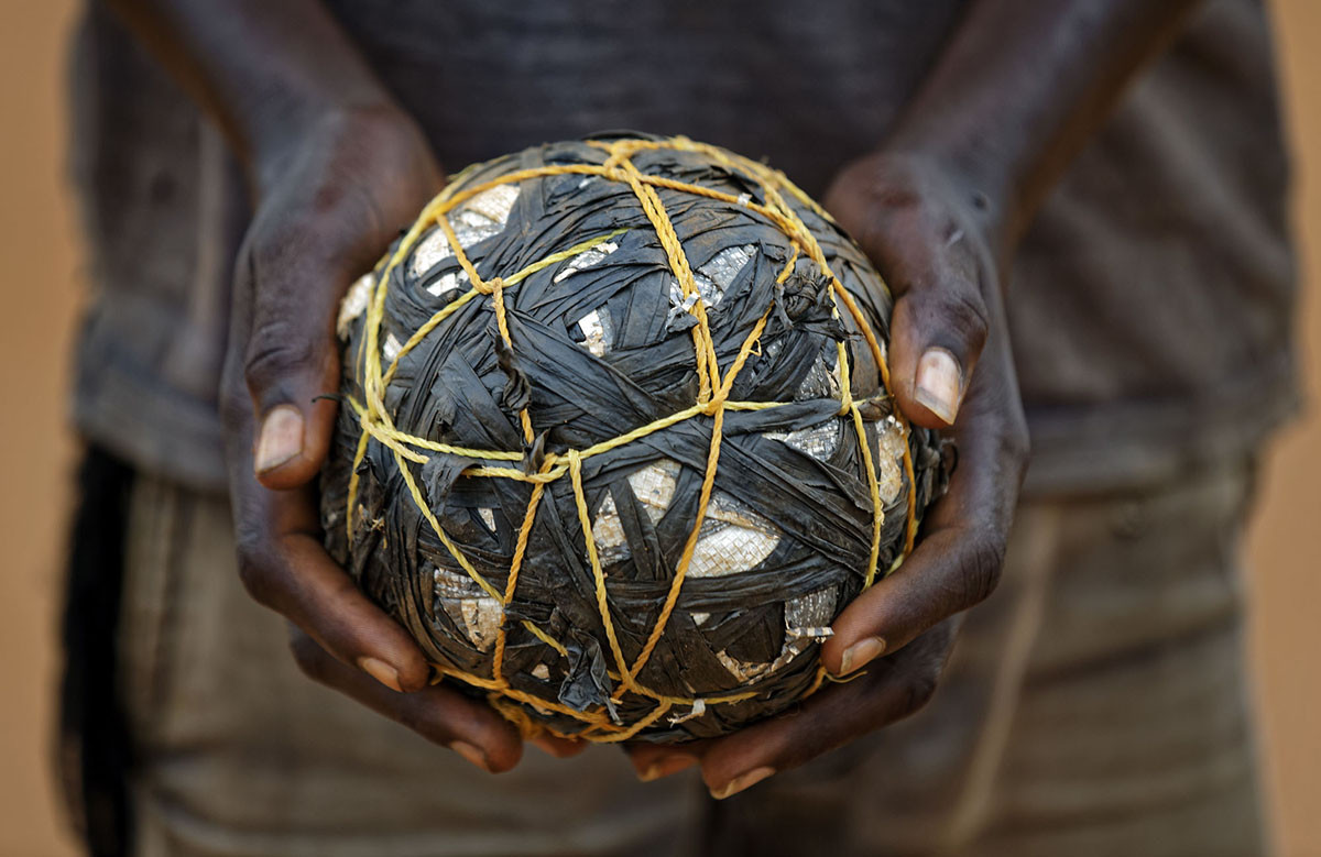 Môn thể thao này rẻ tiền tới mức bạn hoàn toàn có thể chơi bóng đá mà thậm chí không cần tới một trái bóng tử tế, chỉ cần một chút khéo tay là được. Nguồn ảnh: TA.