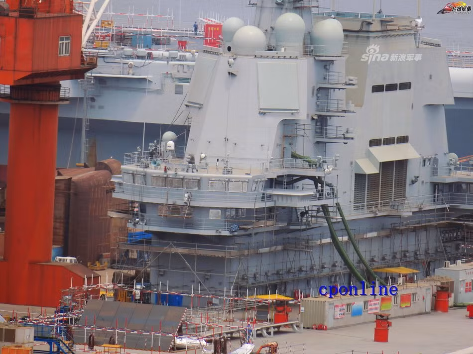 Theo đó, có thể thấy hệ thống đảo chỉ huy trên tàu sân bay Type 001A hiện đang được hoàn thiện những khâu cuối cùng với dàn giáo dường như sắp được tháo rời. Nguồn ảnh: Sina.