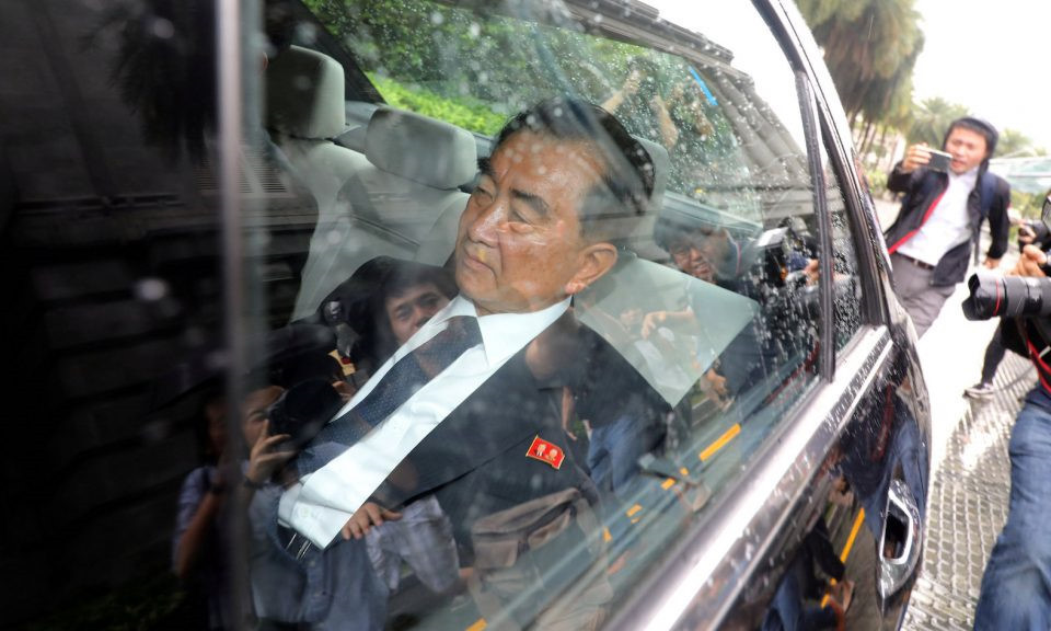 Ông Kim Chang Son, người được coi là "chánh văn phòng của ông Kim Jong Un", rời khỏi cuộc họp ở Singapore trong vòng vây báo chí. Ảnh: Yonhap.