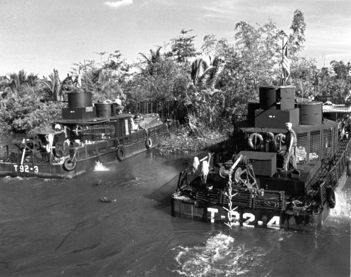 Phiên bản tàu tuần tra sử dụng súng phun lửa được đưa tới Việt Nam cùng lúc với sự xuất hiện của quân đội Mỹ. Loại tàu này có các thông số tương đương với tàu tuần tra mang pháo 105mm nhưng lại có hỏa lực ít hơn. Nguồn ảnh: Pinterest.