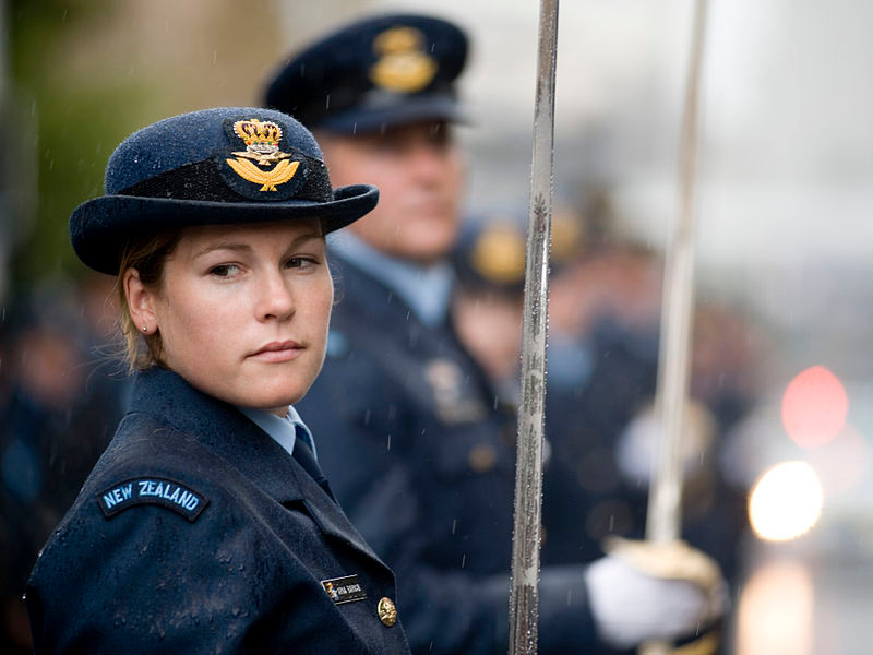 Nữ quân nhân trong quân đội New Zealand không bị giới hạn vị trí phục vụ, họ có thể tham gia vào lực lượng không quân, pháo binh, tàu ngầm hay thậm chí là đặc nhiệm nếu đạt đủ yêu cầu. Đây cũng là quốc gia có các phong trào ủng hộ nữ giới tham gia quân ngũ thuộc vào hàng mạnh nhất thế giới. Nguồn ảnh: ACCnews.
