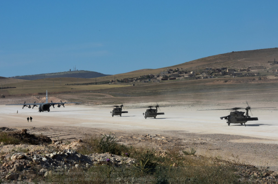 Đường băng cần thiết để C-17 hạ cánh khi nó mang theo đầy tải là khoảng 1100 mét - nghĩa là tương đương với các đường băng tiêu chuẩn của sân bay dân sự trên thế giới. Trong ảnh là các trực thăng vận tải UH-60 và máy bay C-130J của Mỹ tại căn cứ không quân ở miền Bắc Syria. Nguồn ảnh: Twitter.