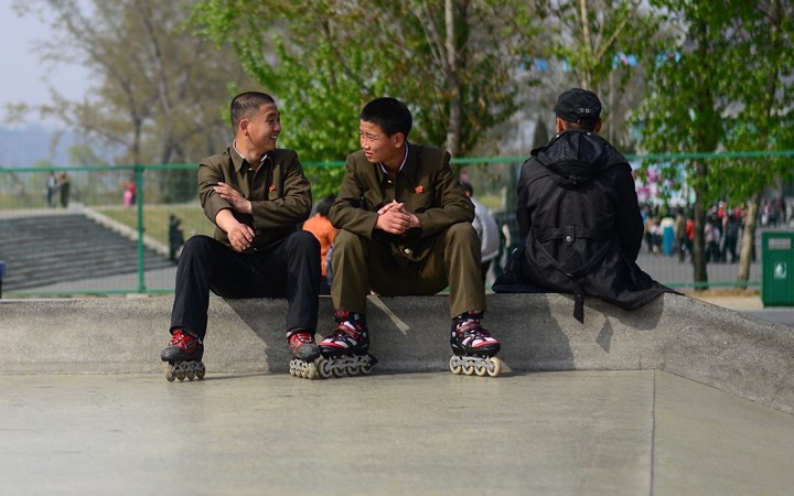 Thanh niên Triều Tiên nghỉ ngơi sau khi trượt patin tại một công viên ở Bình Nhưỡng.