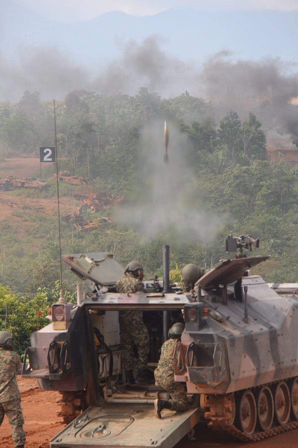 Ngoài ra, cũng có phiên bản khác tương tự nhưng được trang bị cối có cỡ nòng 81mm. Đây là kiểu "độ" thiết giáp M113 thường thấy, giúp chiếc thiết giáp nặng nề này biến thành một khẩu cối tự hành cực kỳ nguy hiểm. Nguồn ảnh: Malaysiadef.