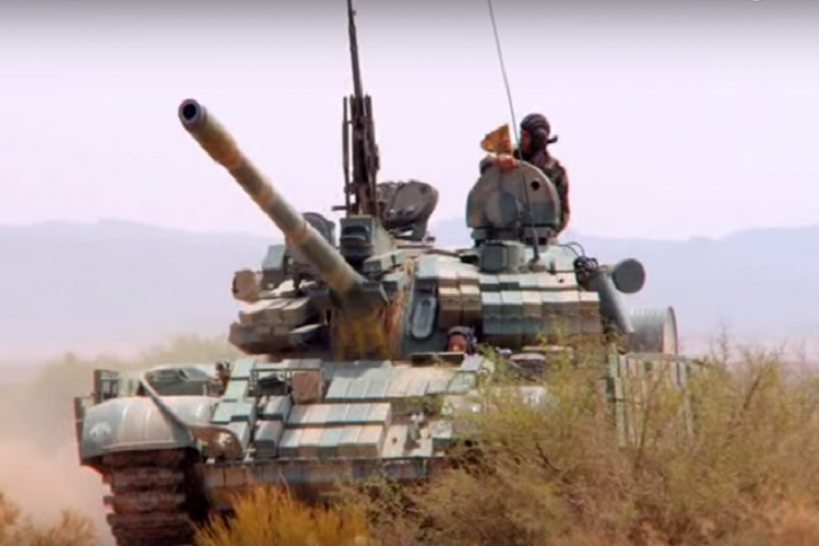 Ở một số biến thể không chỉ được nâng cấp giáp và cải thiện sức mạnh hỏa lực, T-55AMV còn được nâng cấp hệ thống động cơ khi trọng lượng của xe với giáp trở nên nặng nề hơn vào khoảng gần 38 tấn. Nguồn ảnh: forcesdz.