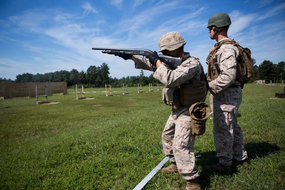 Tiếp theo là khẩu shotgun Mossberg 500A2. Đây là khẩu shotgun có khay tiếp đạn dự trữ chỉ 5 viên nhưng có uy lực cực mạnh. Nguồn ảnh: BI.