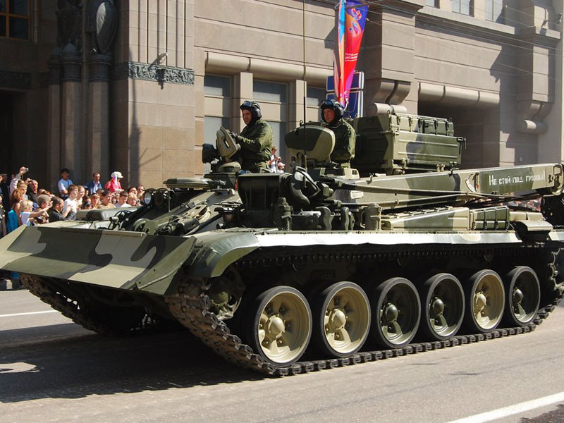 Theo đó, thứ vũ khí mà Việt Nam có thể sẽ đưa vào trang bị cùng với T-90S/SK chính là phương tiện cứu hộ xe tăng hiện đại bậc nhất của Nga hiện nay là BREM-1M. Đây là loại phương tiện cứu hộ được coi là phù hợp nhất với các xe tăng T-90 của Nga và sắp tới, khi xe tăng T-90 được triển khai vào biên chế của Việt Nam thì rõ ràng, nó cần có một loại phương tiện cứu hộ tương xứng như BREM-1M. Nguồn ảnh: Armytech.