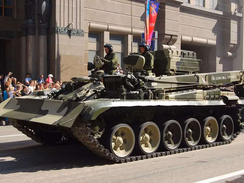 Theo đó, thứ vũ khí mà Việt Nam có thể sẽ đưa vào trang bị cùng với T-90S/SK chính là phương tiện cứu hộ xe tăng hiện đại bậc nhất của Nga hiện nay là BREM-1M. Đây là loại phương tiện cứu hộ được coi là phù hợp nhất với các xe tăng T-90 của Nga và sắp tới, khi xe tăng T-90 được triển khai vào biên chế của Việt Nam thì rõ ràng, nó cần có một loại phương tiện cứu hộ tương xứng như BREM-1M. Nguồn ảnh: Armytech.