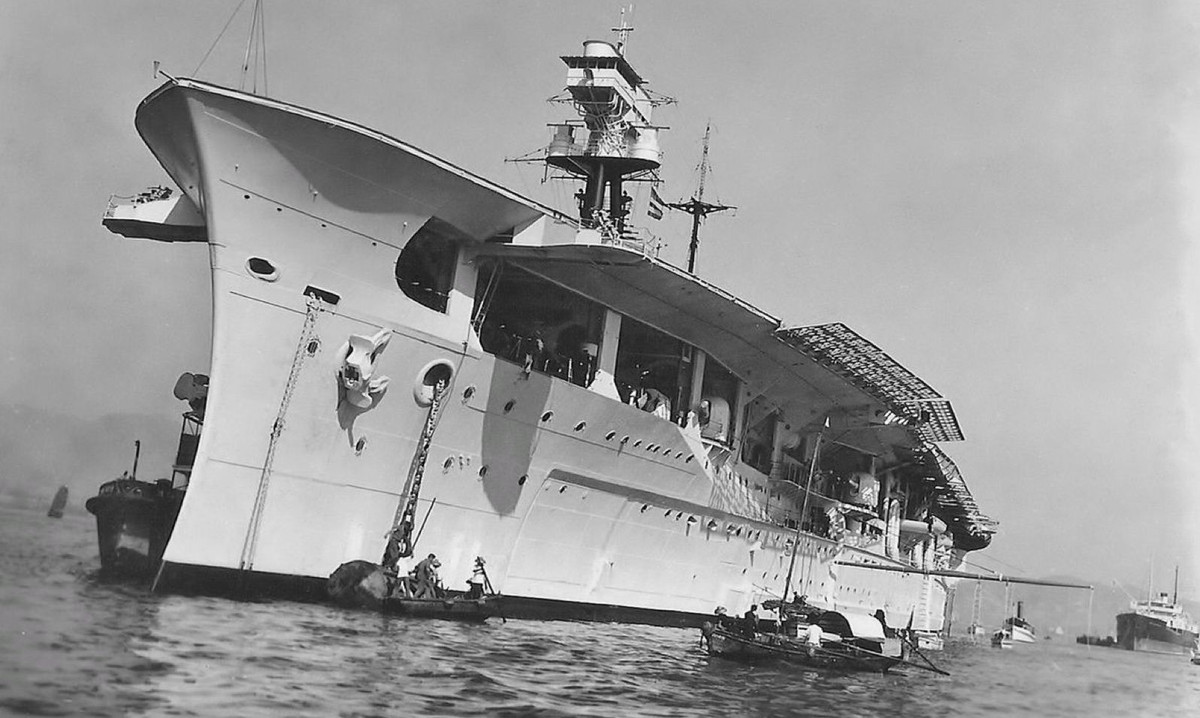 Chính điều đó đã khiến Hải quân Hoàng gia Anh có hai lựa chọn cực kỳ khó khăn, một là đóng một tàu sân bay mới, buộc phải phá hủy con tàu vừa nhập biên chế đã lỗi thời này. Hai là phải chi thêm tiền để nâng cấp HMS Eagle để phù hợp hơn với kiểu chiến tranh hiện đại với máy bay phản lực và tên lửa. Nguồn ảnh: Pinterest.