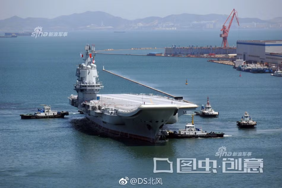 Thêm vào đó, một nhóm chuyên gia kỹ thuật được cho là những người đã góp phần vào việc hoàn thiện và thử nghiệm thành công tàu sân bay Liêu Ninh của Trung Quốc trước đây cũng được cho là đã xuất hiện ở Đại Liên từ đầu năm và có thể đang đóng góp rất lớn vào công việc hoàn thiện khâu cuối trước khi chiếc Type 001 được đặt tên. Nguồn ảnh: Sina.