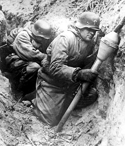 Với loại vũ khí chống tăng này, các lực lượng bộ binh nhẹ của Đức quốc xã dù không được trang bị vũ khí chống tăng hạng nặng như pháo hay pháo tự hành cũng hoàn toàn có thể diệt xe tăng đối phương một cách dễ dàng, nhất là trong tác chiến đô thị. Nguồn ảnh: Archive.