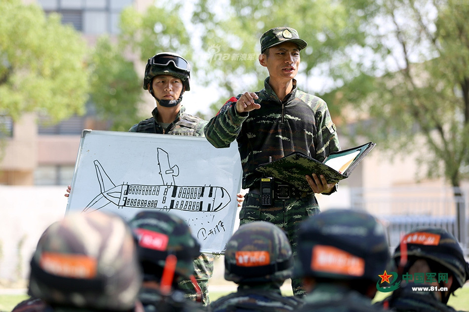 Việc tấn công vào bên trong máy bay là điều cực kỳ khó khăn do mỗi loại máy bay lại có một kiểu bố trí nội thất khác nhau. Điều này là lý do trước mỗi cuộc đột kích, lực lượng đặc nhiệm đều phải học và ghi nhớ sơ đồ bên trong máy bay chỉ trong vài phút. Nguồn ảnh: 81cn.